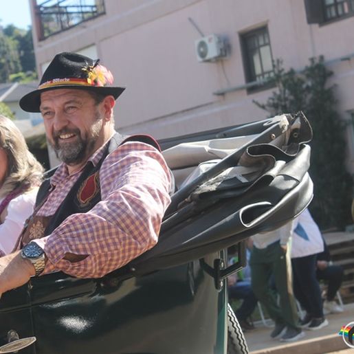 12ª DEUTSCHE WOCHE: 40 entidades participam do Desfile Típico Alemão; fotos