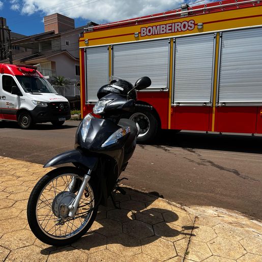 Mulher fica ferida em colisão entre caminhão e motocicleta em São Miguel do Oeste