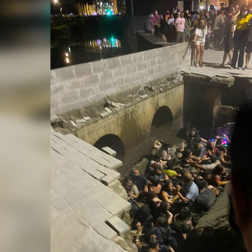 Calçada desaba e pessoas caem em rio durante evento de Natal; assista ao vídeo