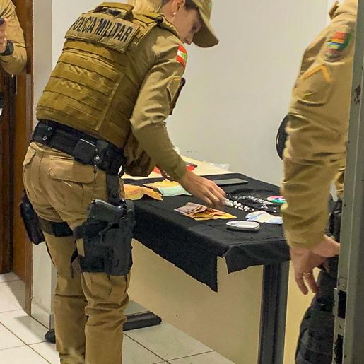 PM apreende suspeitos de tráfico com drogas a caminho de festa em SMOeste