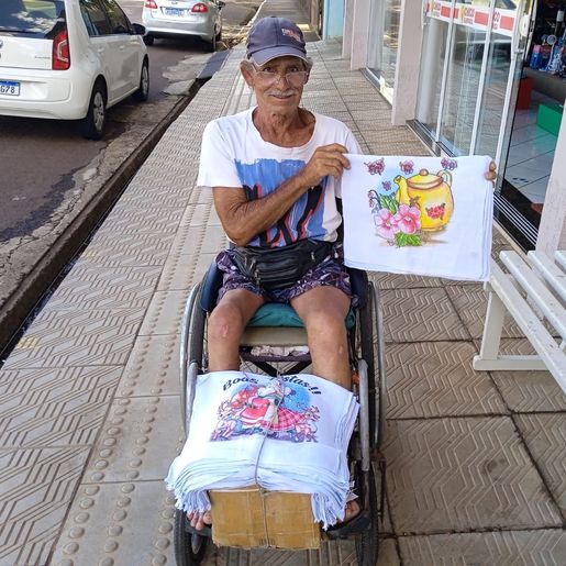 Cadeirante viaja o Brasil vendendo panos de prato