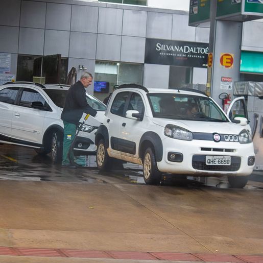 Temor de falta de gasolina causa fila em postos de SMOeste