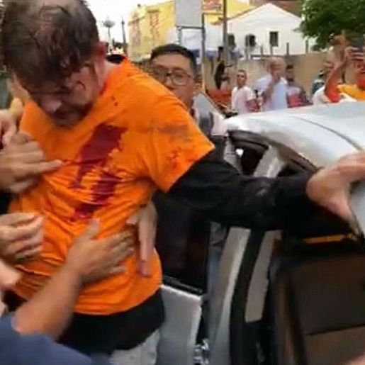 VÍDEO: Senador tenta entrar em batalhão com retroescavadeira e é baleado