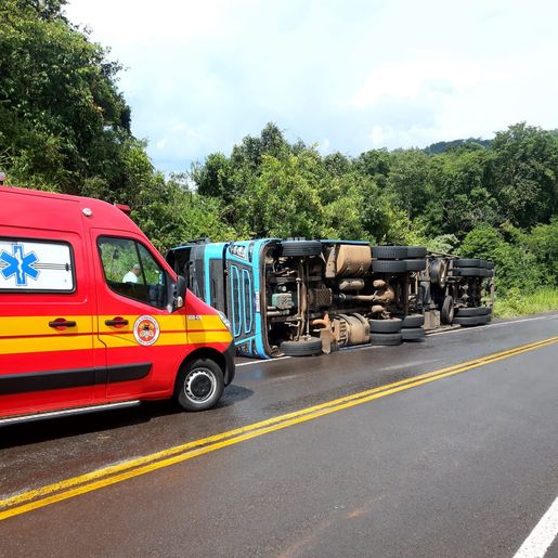 Motorista cochila ao volante e caminhão tomba na SC-161 em Romelândia