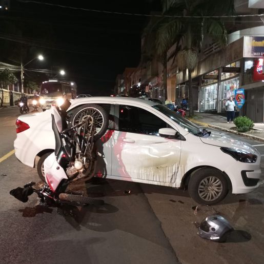 Moto fica pendurada em carro após colisão no centro de São Miguel do Oeste
