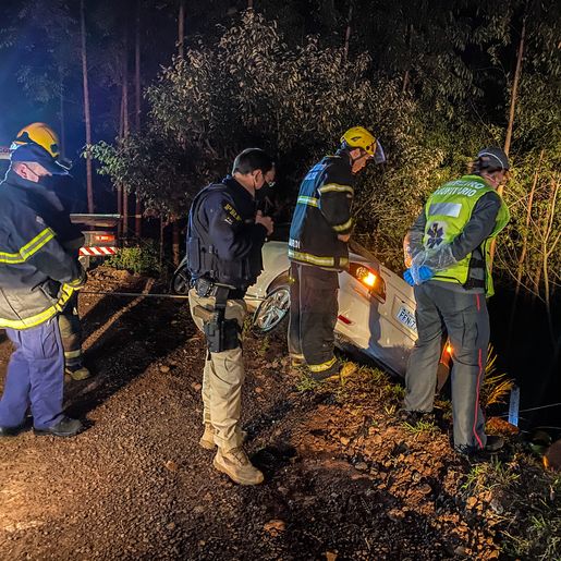 VÍDEO: Após acidente, homem escorrega e bate a cabeça em pedra em SMO