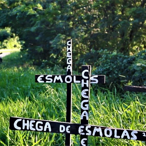 Chega de Esmolas fixa cruzes na BR-282 em Iraceminha