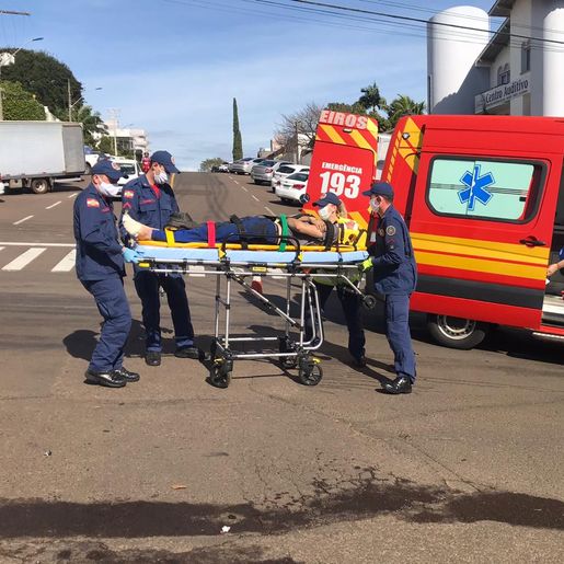 VÍDEO: Colisão entre carro e moto deixa jovem ferido em SMO