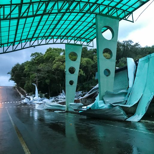 Confira algumas imagens após passagem de tornado em Descanso