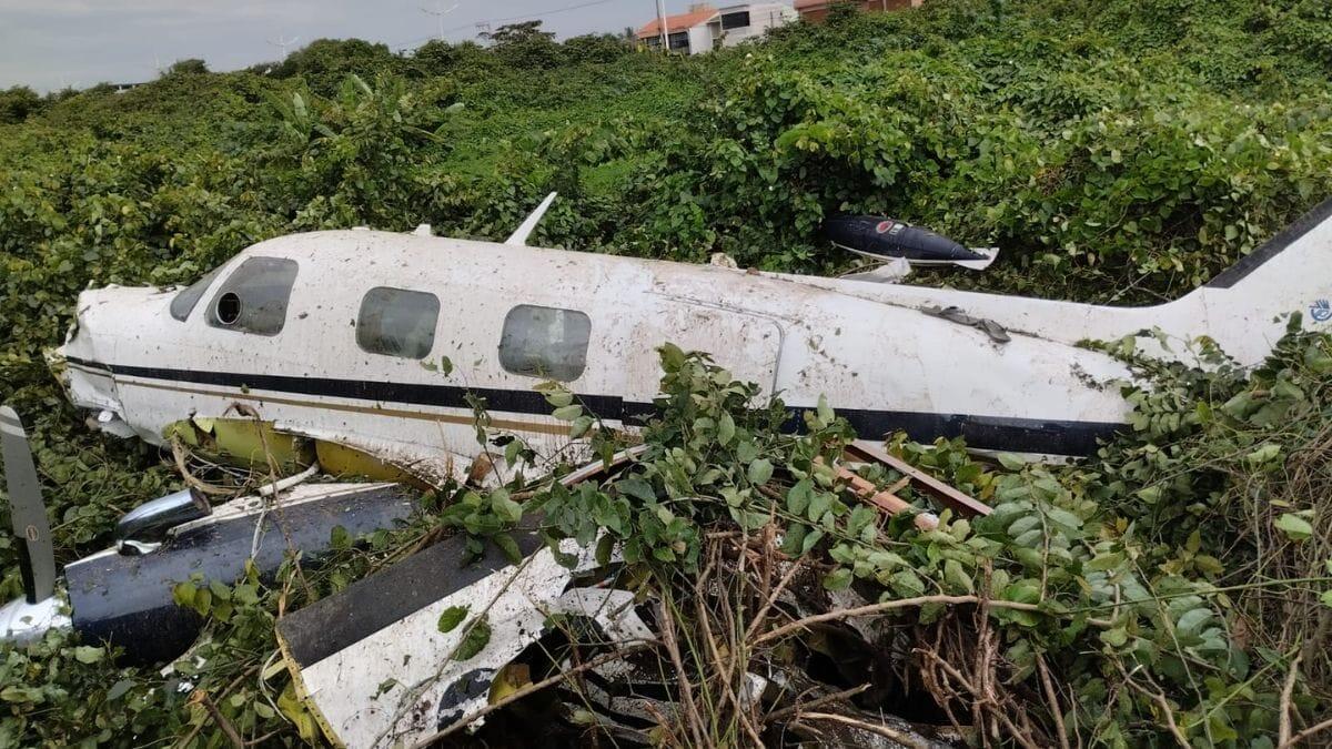 Avião de pequeno porte com dois ocupantes cai em praia no litoral de Santa Catarina