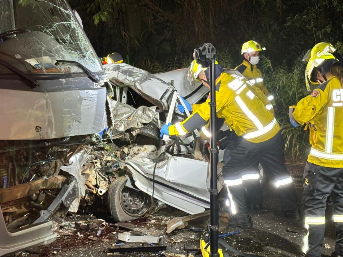 Homem morre em colisão entre carro e micro-ônibus na SC-496, em Descanso