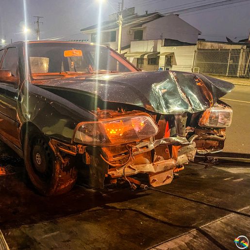 Condutor colide com carro em empresa de São Miguel do Oeste; vídeo