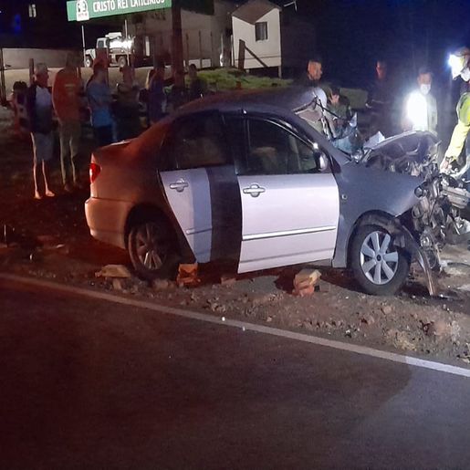 Motorista sofre graves ferimentos em colisão entre carro e trator na SC-163