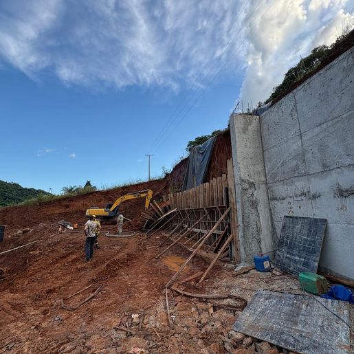 Deslizamento deixa três trabalhadores soterrados em Joaçaba