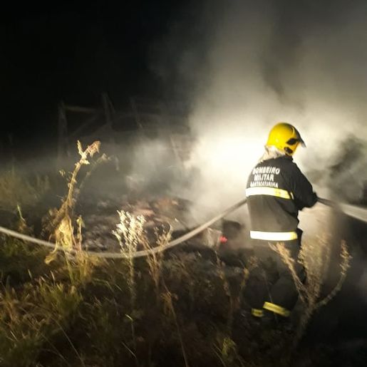 Casa de madeira é destruída por incêndio no interior de Riqueza
