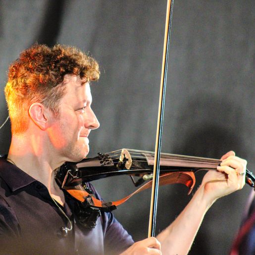 Show com Família Lima leva milhares de pessoas para praça em SMO