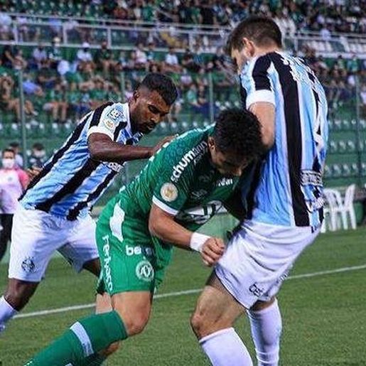 Grêmio bate a Chapecoense por 3 a 1 e segue vivo no Brasileirão