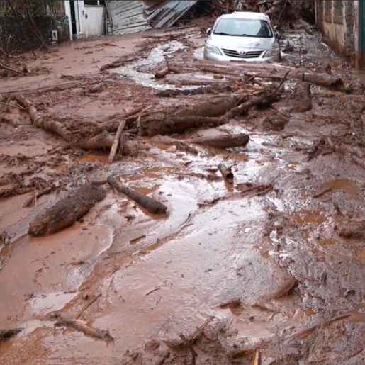 Bombeiros buscam por 47 desaparecidos após chuva causar estragos em MG; 23 morreram