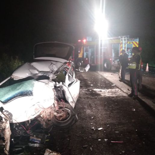 Colisão frontal entre carro e carreta resulta em duas mortes na BR-158