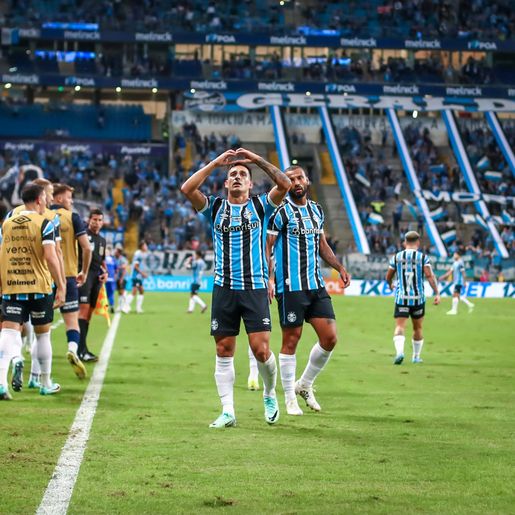 Grêmio supera o Athletico na Arena e se recupera no Brasileirão