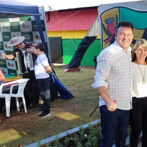 Festividades na praça marcam aniversário de São José do Cedro