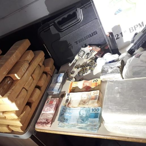 Polícia Militar apreende grande quantidade de droga e armas de fogo