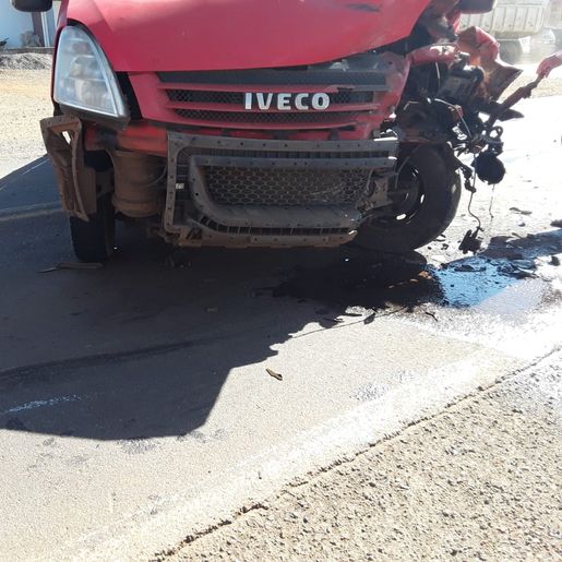 Após colisão contra caminhão, caminhonete colide em carros estacionados e para sobre outro veículo