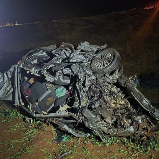 Cinco mortos em acidente entre carro e caminhão na PR-180