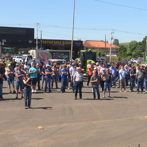 Produtores de SC protestam contra crise do leite e ameaçam deixar setor