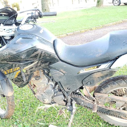 Moto colide em fiação sobre a pista e duas pessoas ficam feridas em acidente na SC 163