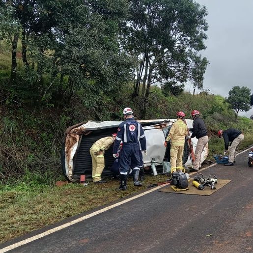 Condutor de Campo Erê fica ferido em capotamento na PR-180