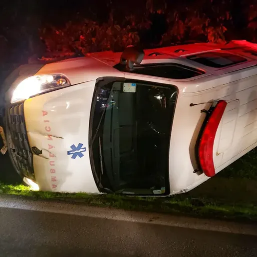 Jovem embriagado é preso após furtar e capotar ambulância em Pouso Novo
