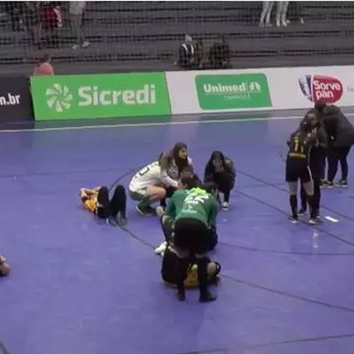 VÍDEO: Atletas descobrem morte de jogadora em quadra após partida em SC