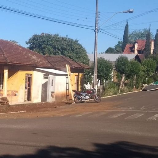 Primeira casa de alvenaria construída em São José do Cedro passa por restauração