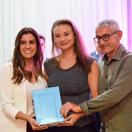 Educação de SC entrega notebooks para professores efetivos; fotos