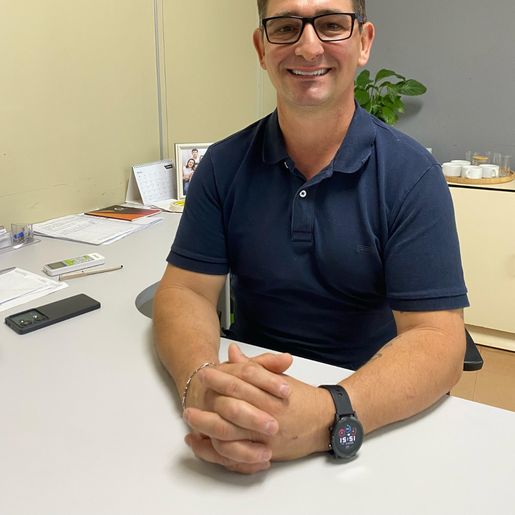 Descanso recebe doação de cadeiras e computadores da Alesc