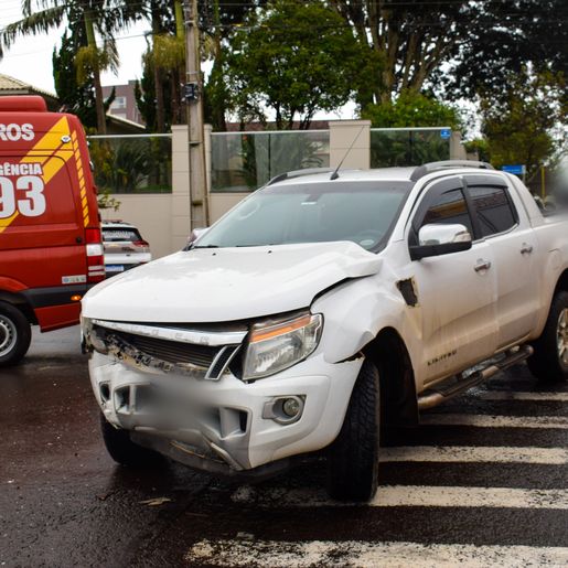 Colisão entre carro e caminhonete deixa mulher ferida em São Miguel do Oeste