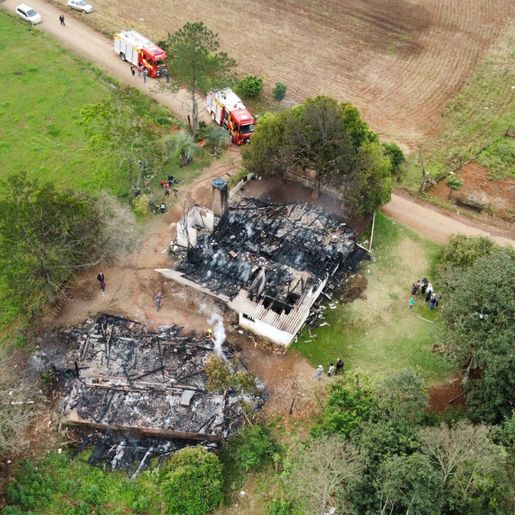 Casa e galpão são destruídos por incêndio no interior de Tunápolis