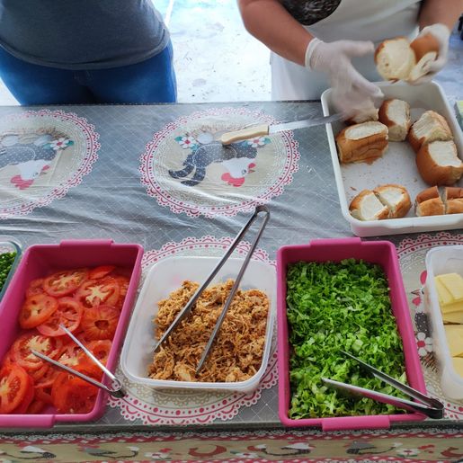Crianças recebem alimentação saudável com tema de história em Cedro