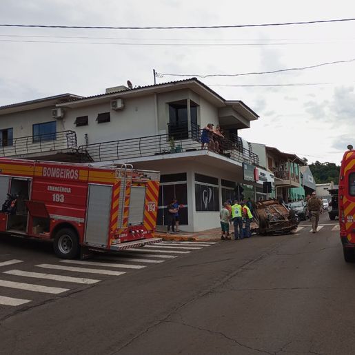 Mulher fica ferida ao capotar carro no centro de Palmitos