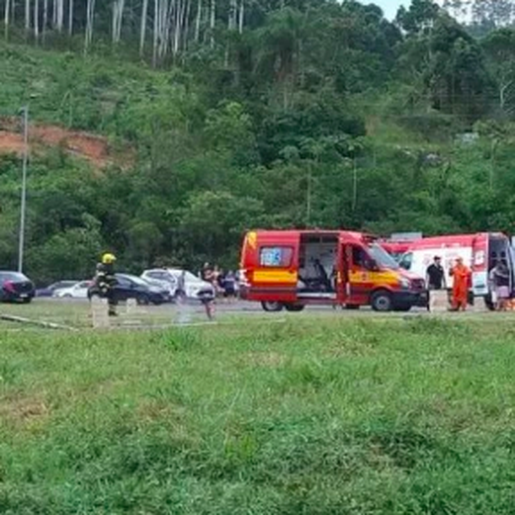 Queda de helicóptero deixa dois feridos em Santa Catarina