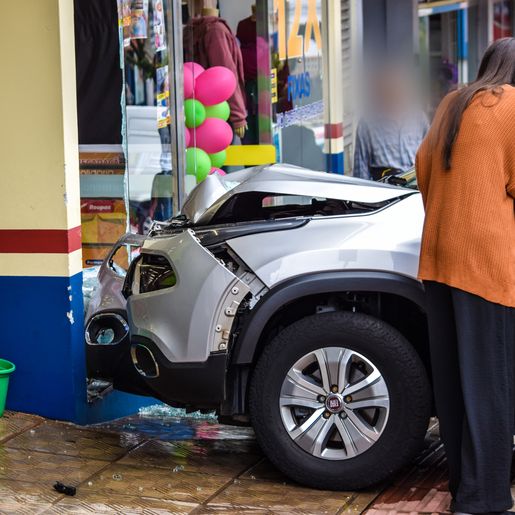 Veículo colide em fachada de empresa em São Miguel do Oeste; vídeo