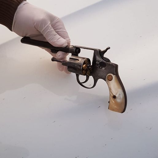 Polícia cumpre mandados e prende homem por posse irregular de arma de fogo