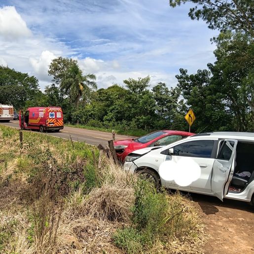 Acidente entre dois carros deixa sete feridos na SC-305, em Anchieta