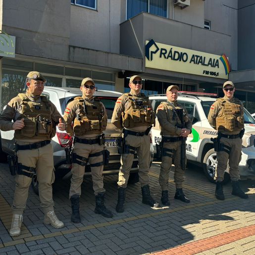 Eleitores de Campo Erê se reúnem em frente à Atalaia no final do debate