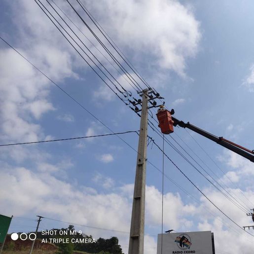 Empresa efetua troca de fiação elétrica em São José do Cedro