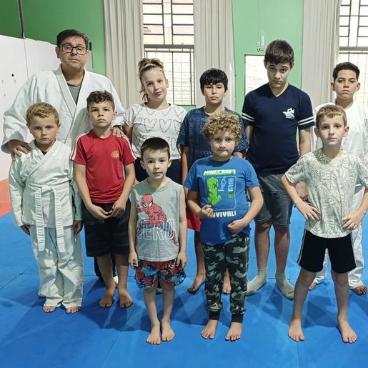 Programa Atleta na Escola oferece atividades gratuitas para jovens de 6 a 15 anos