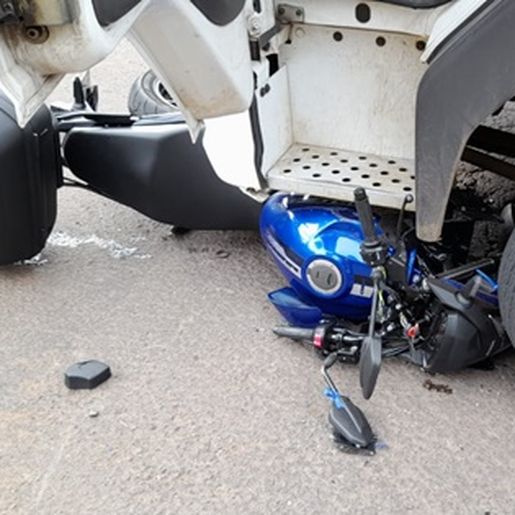 Colisão entre moto e caminhão deixa homem ferido em Itapiranga