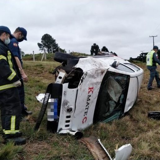Motorista é encontrado morto ao lado de carro capotado