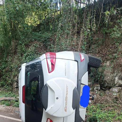 Capotamento deixa mulher ferida na SC-305, em Guaraciaba